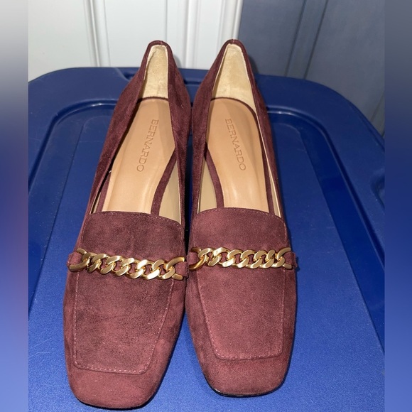 BERNARDO Avery Suede Pumps in Burgundy with Gold Chain Size 7.5 NWOT - Picture 5 of 13